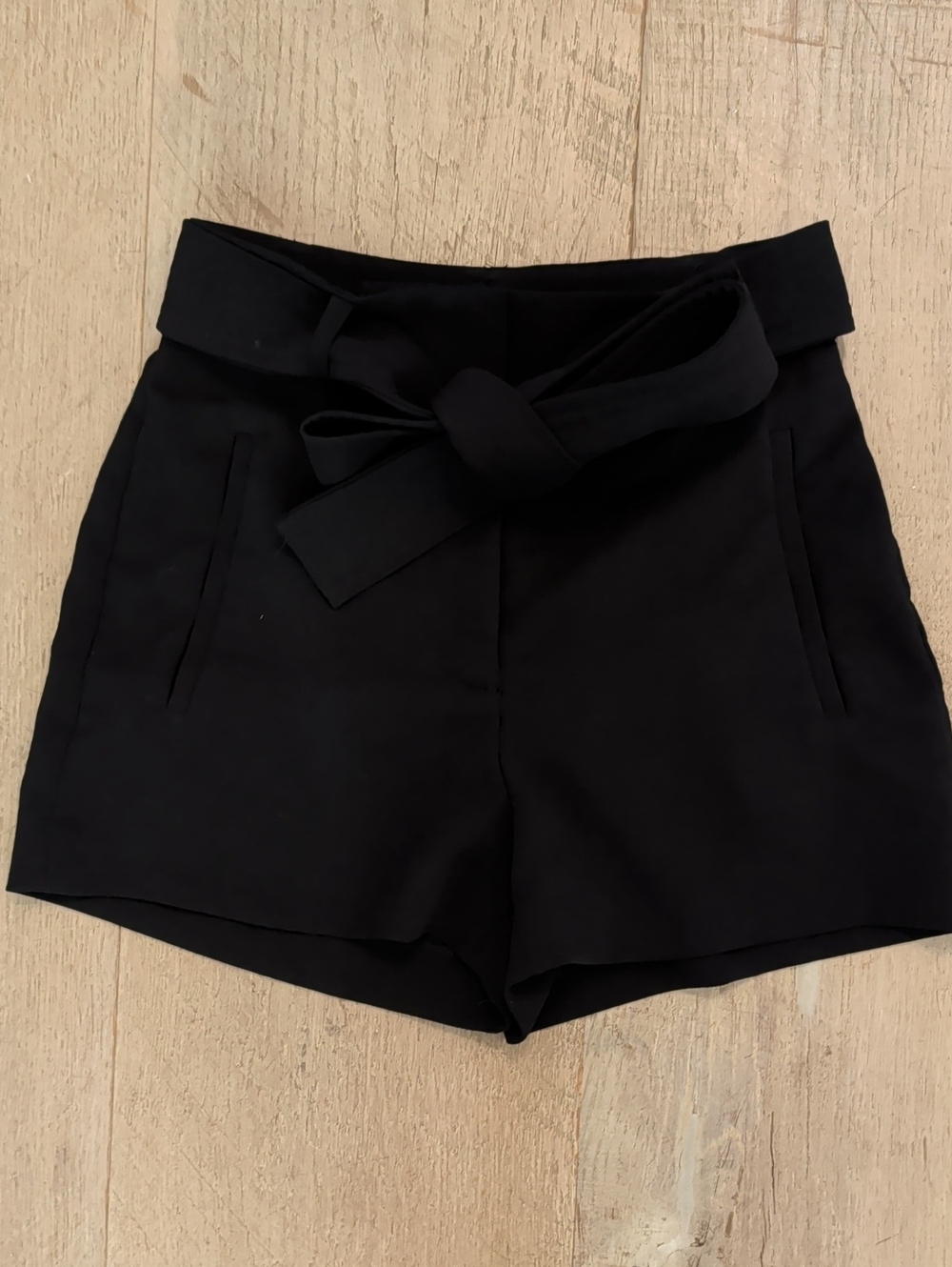 Aritzia Wilfred Black High-Waist Belted Tailored Shorts 00